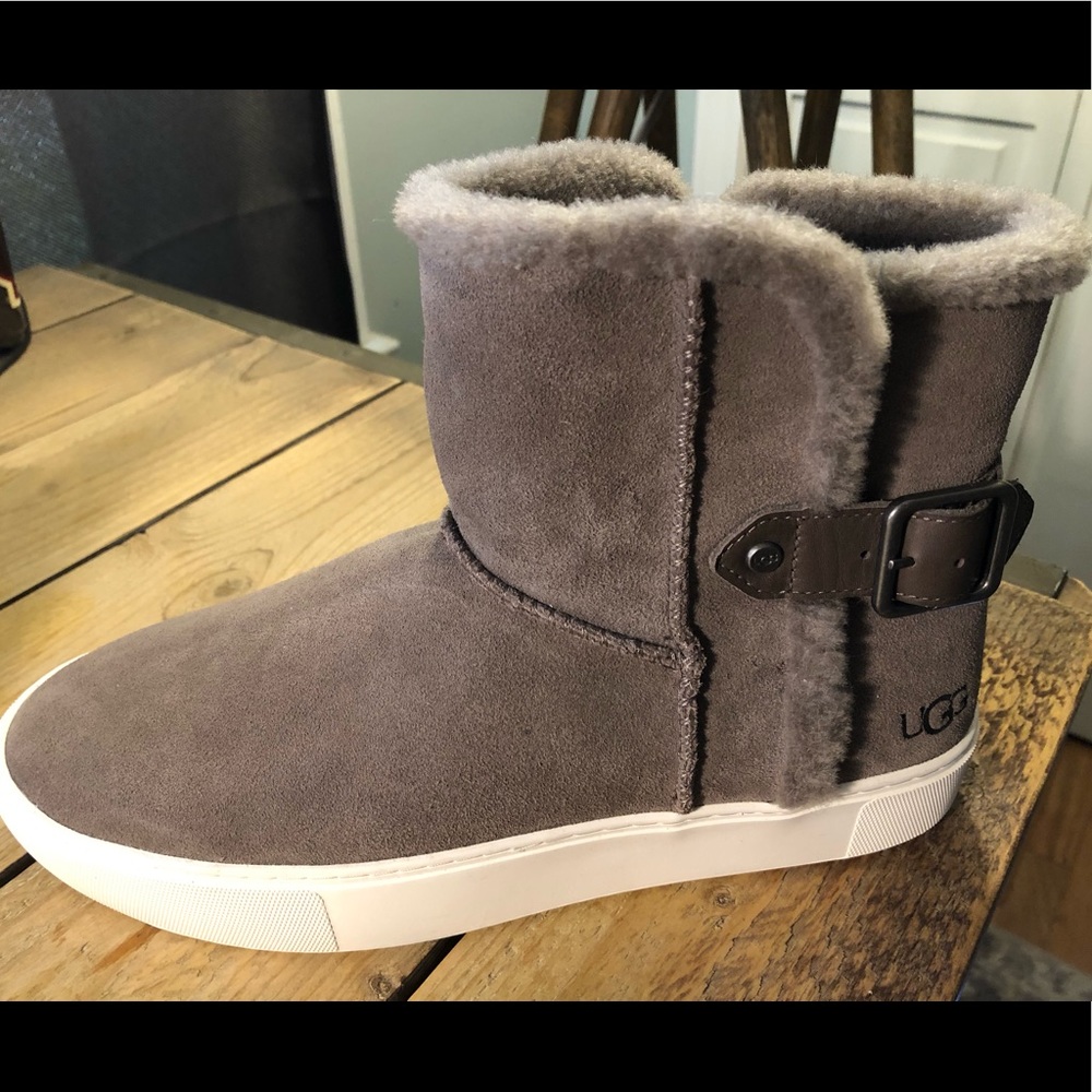 Women’s Uggs Aika Suede Sneaker Size 10 BNWT